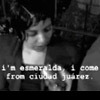 Escena de una telenovela, con un subtítulo: i'm esmeralda i come from ciudad juárez