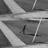 Persona caminando en el parque de una ciudad
