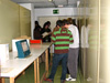 Ikasle talde bat artxiboan